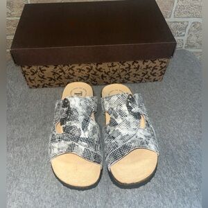 THINK!  Mizzi style  sandal  SIZE 38